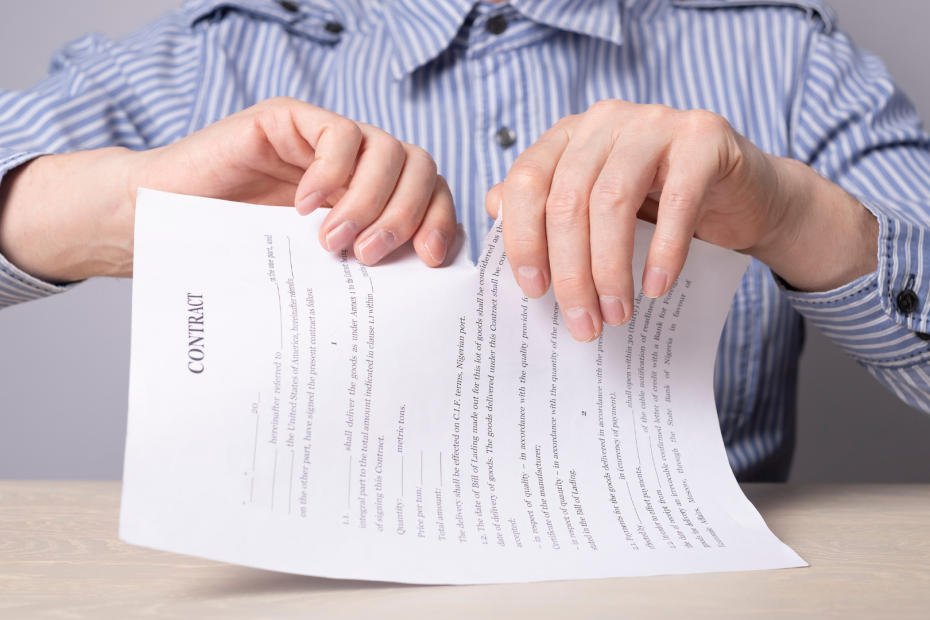 Persona rompiendo un contrato